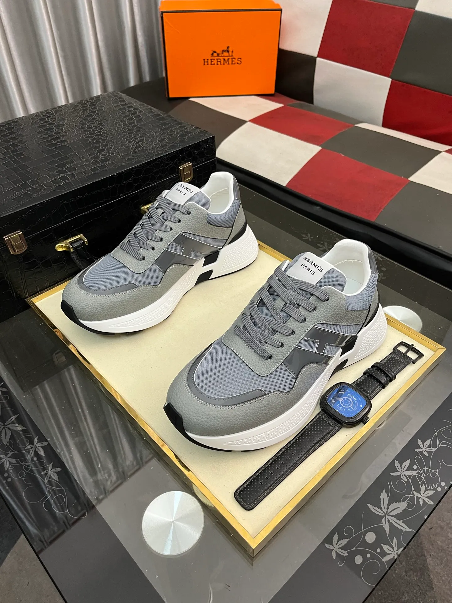 Men's shoes 💰540⌚️⌚️HERMES/Hermès Hugo thick-soled sneakers, casual men's shoes, these sneakers are made of imported first-layer cowhide leather and breathable mesh design. The contrasting color design creates a dynamic and modern shape. The front end of the toe is decorated with natural-color rubber inlays, which is novel and fashionable. The texture is incomparable, with cowhide lining and cowhide foot pads, the upper foot is comfortable and breathable, and the rubber sole is decorated with geometric patterns and iconic "H" details. A very personal one! Size: 38-44